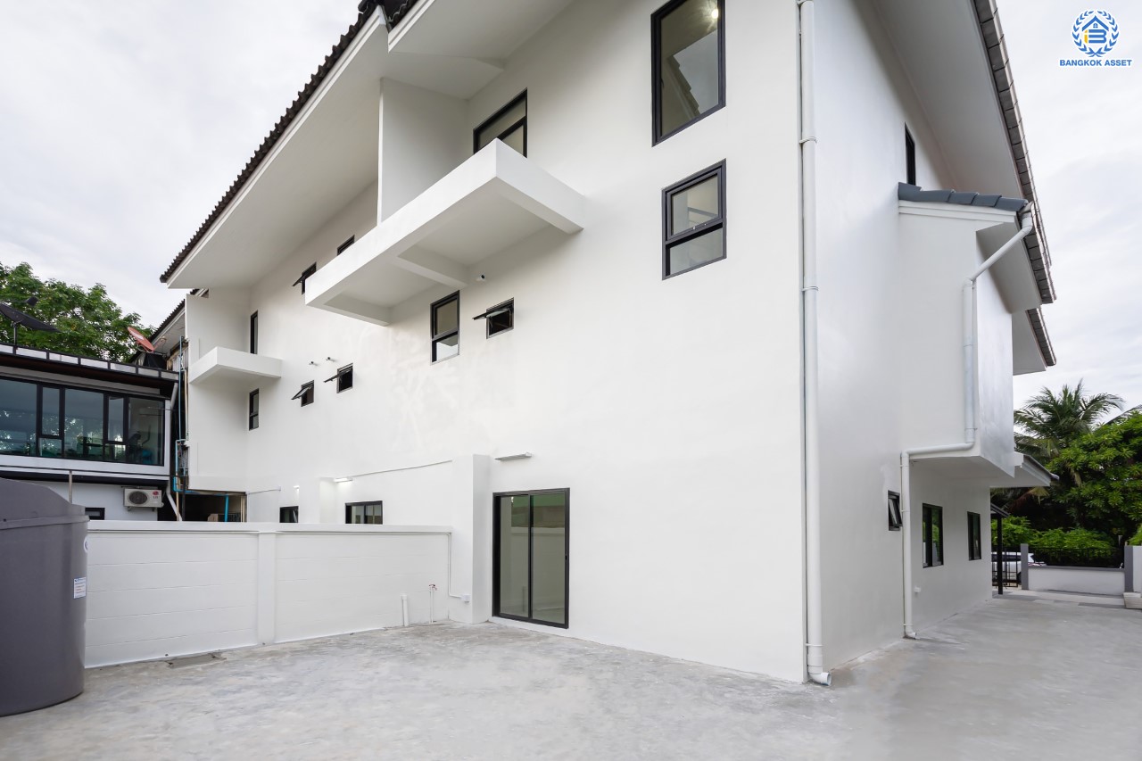 บ้านมือสองตกแต่งใหม่ ดีไซน์สวย ม.บ้านช่อชัยพฤกษ์ จรัญฯ-ปิ่นเกล้า เนื้อที่ 47.5 ตร.ว. ฟังก์ชัน 3 ห้องนอน 3 ห้องน้ำ จอดรถได้ 2 คัน รองรับทุกกิจกรรม บนทำเลเชื่อมต่อหลายเส้นทาง ใกล้จุดขึ้นทางด่วน "ศรีรัช" และรถไฟฟ้าสายสีแดง "สถานีบางบำหรุ"